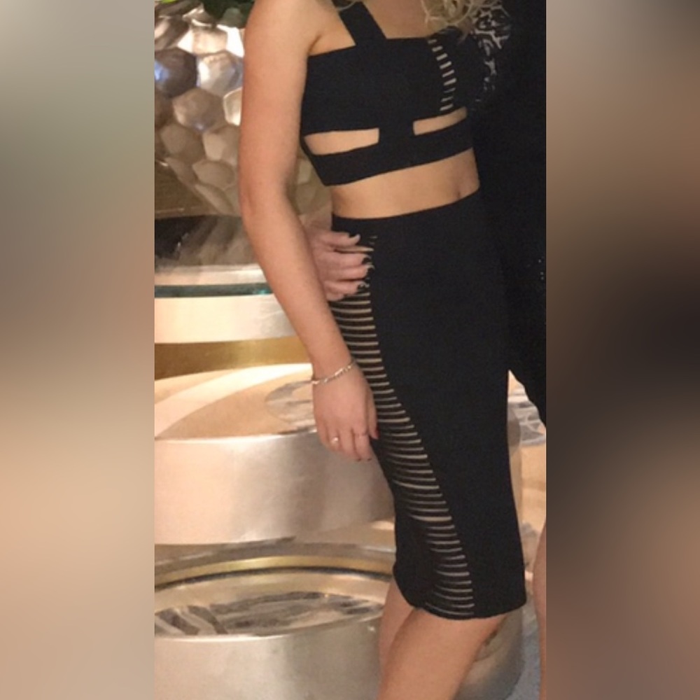 Medium. Black two piece with cut outs - Picture 3 of 3